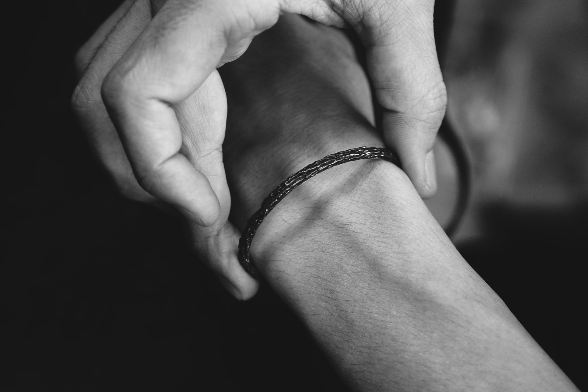 How to put on the bracelet