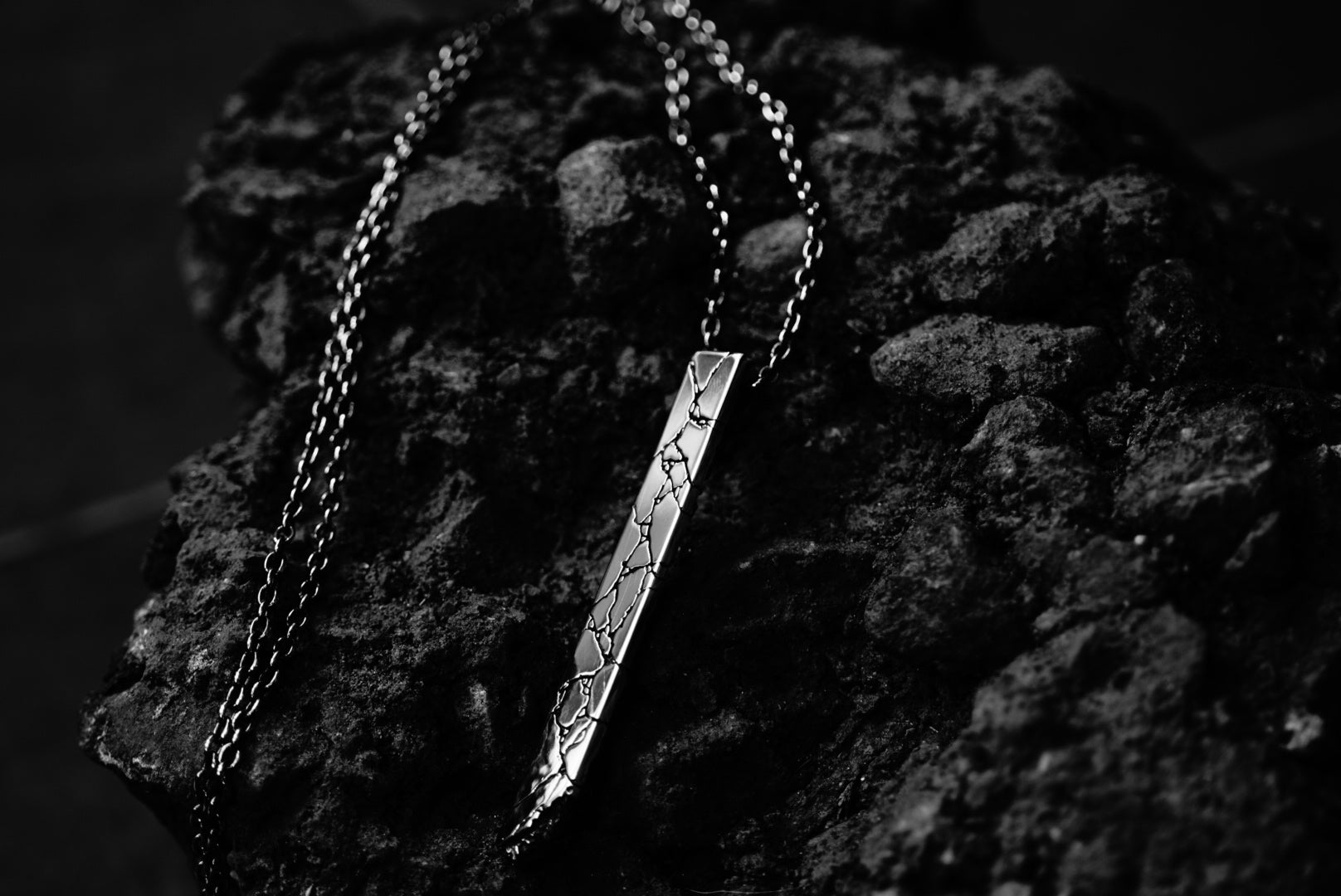 P-40 cracks - 75cm silver necklace